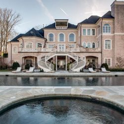 You Can Own Kelly Clarkson’s Mansion for a Cool $8.75 Million [Pics]