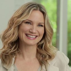 The Only Funny Thing About Jennifer Nettles Falling Off Stage and Breaking Her Rib? Her Tweets!